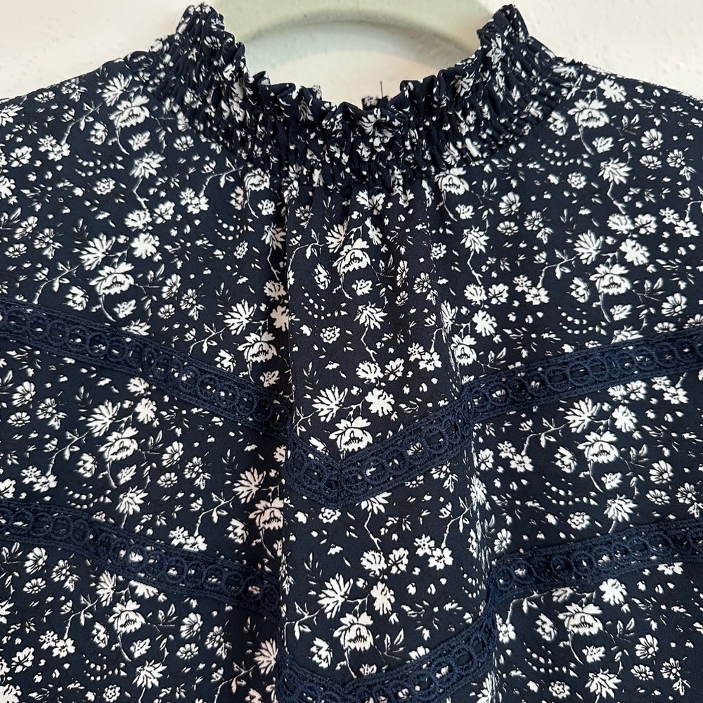Ann Taylor LOFT Floral Puff Sleeve, Size Medium - Picture 4 of 9